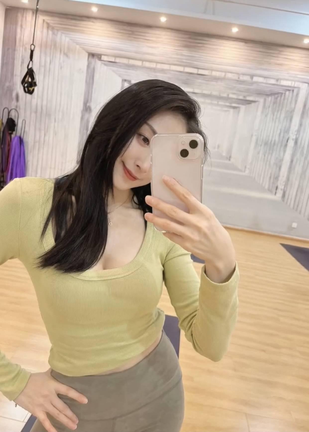 体验瑜伽小姐姐 感觉很不错 值得好评